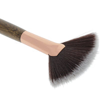 Load image into Gallery viewer, MB115 - Highlight &amp; Strobing Fan Brush
